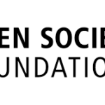 Logo da Open Society Foundation. Lê-se o nome da organização em fundo branco.